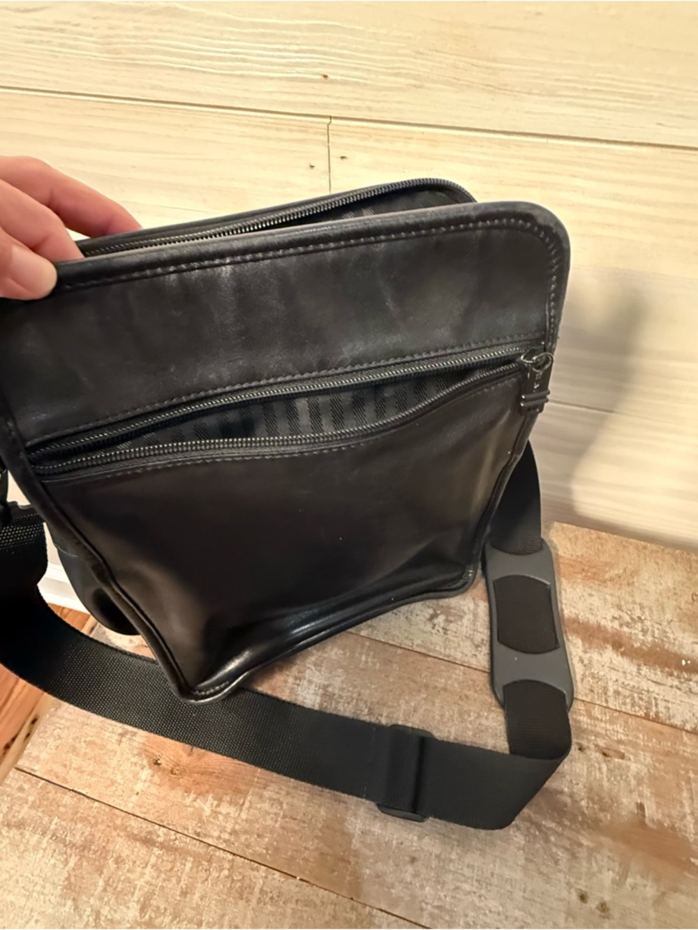 Tumi Crossbody Messenger Black Leather Bag Pockets - Picture 13 of 16